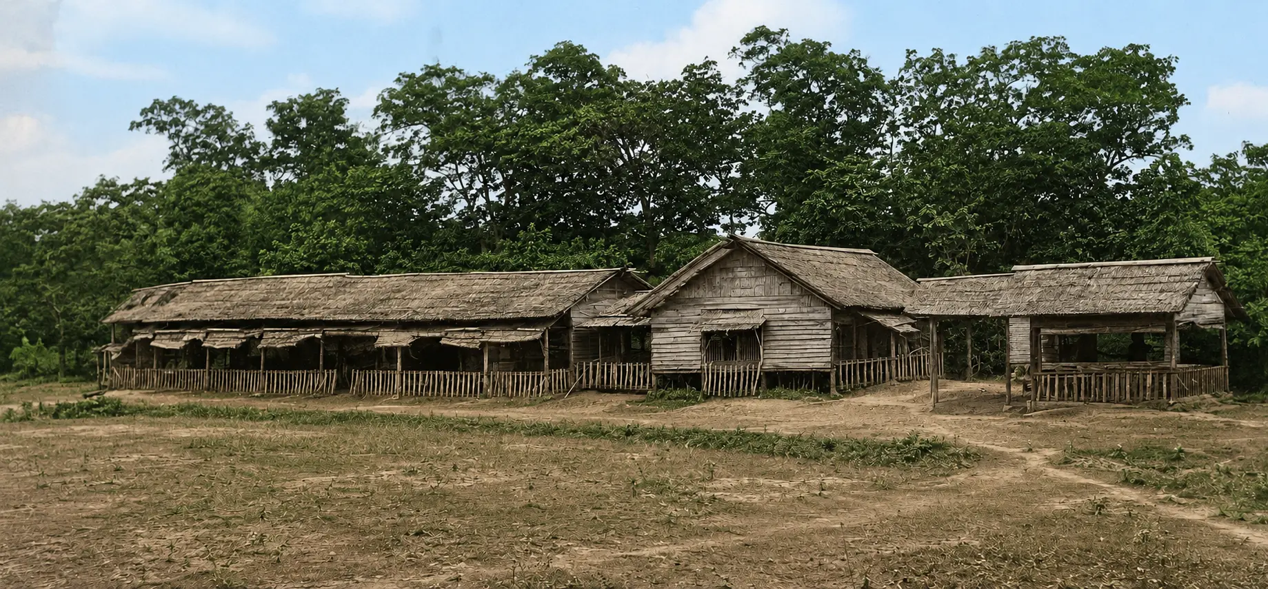Mga gusaling kahoy ng Lazareto de Mariveles na may bubong na pawid